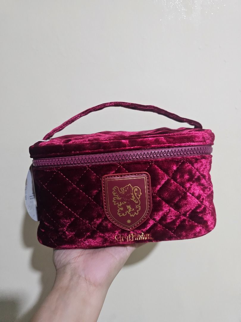 Miniso x Harry Potter Barrel Makeup Bag (Category: Purses & Pouches) located in Bacoor. Submitted by azeyl.ya (Listing ID 1341485449, Image 1). Description: Miniso x Harry Potter Barrel Makeup Bag - Gryffindor (BRAND NEW) 🦁 Brand new. Selling at original price. 🦡 RFS: Hufflepuff po ako talaga 😭 🔮 Please message me for inquiries. Thanks! :) ✨️ MOP: GCash, Maya, bank transfer ✨️ Location: Bacoor, Cavite ✨️ MOD: Free shipping via GoGo Xpress.