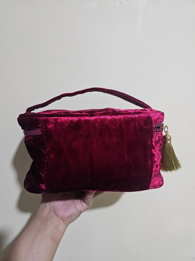 Miniso x Harry Potter Barrel Makeup Bag (Category: Purses & Pouches) located in Bacoor. Submitted by azeyl.ya (Listing ID 1341485449, Image 2). Description: Miniso x Harry Potter Barrel Makeup Bag - Gryffindor (BRAND NEW) 🦁 Brand new. Selling at original price. 🦡 RFS: Hufflepuff po ako talaga 😭 🔮 Please message me for inquiries. Thanks! :) ✨️ MOP: GCash, Maya, bank transfer ✨️ Location: Bacoor, Cavite ✨️ MOD: Free shipping via GoGo Xpress.