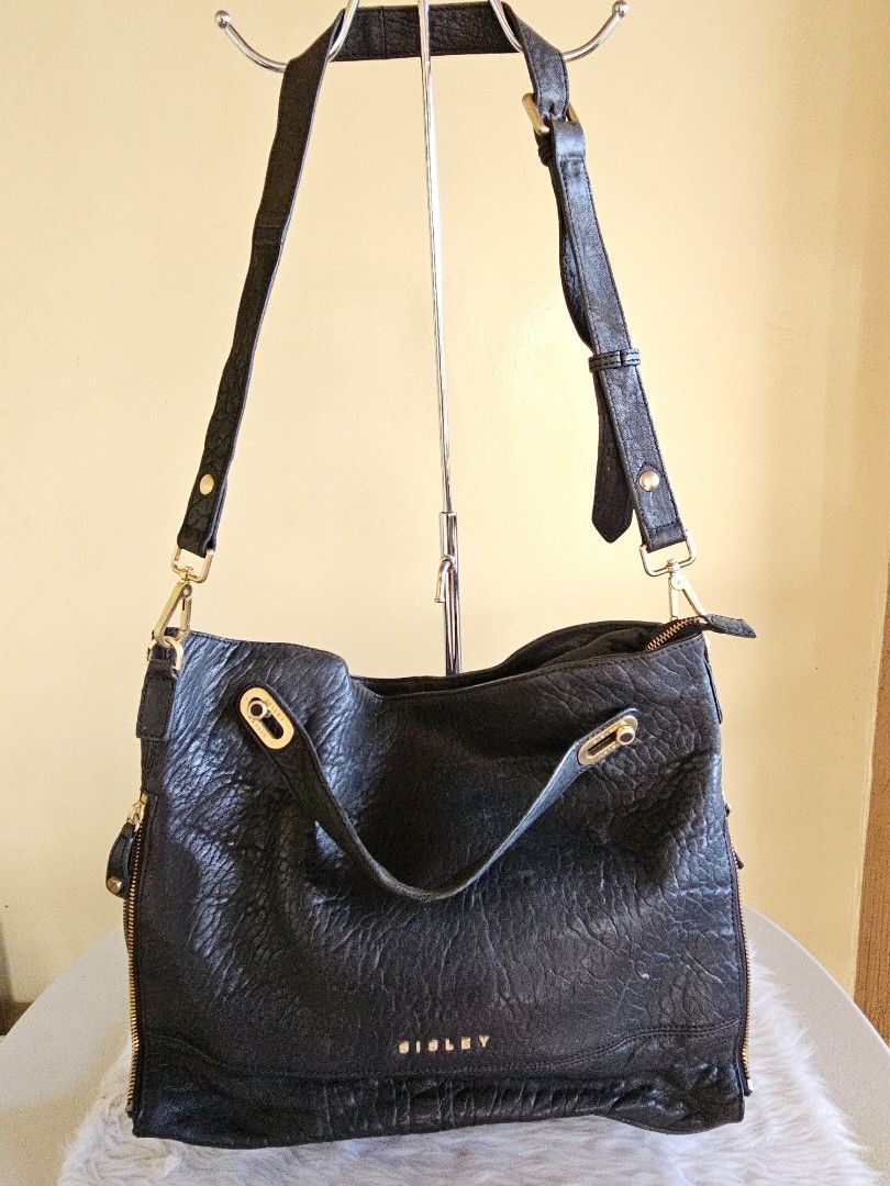 Sisley two-way bag (Category: Shoulder Bags) located in Batangas. Submitted by iris_26 (Listing ID 1341446128, Image 1). Description: ❤️ Sisley two-way bag ❤️ Pre-loved ♥️ Original.