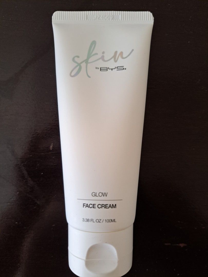 Skin by BYS Glow Face Cream (Category: Face Care) located in Mandaluyong City. Submitted by _spike (Listing ID 1341447132, Image 3). Description: Enriched with Hyaluronic Acid, Niacidamide and Vitamin C. Retails for 800 in store. Brand-new, still in box. Great for Christmas gift! Feel free to dm for more photos Payment methods: Gcash and Maya Shipping: Grab or j&t (Shipping fee to be shouldered by buyer).