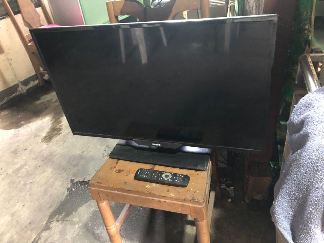 Television set (Category: TV) located in Quezon City. Submitted by bongsi0930 (Listing ID 1341453781, Image 3). Description: Philips 29 inch, problem with colors.