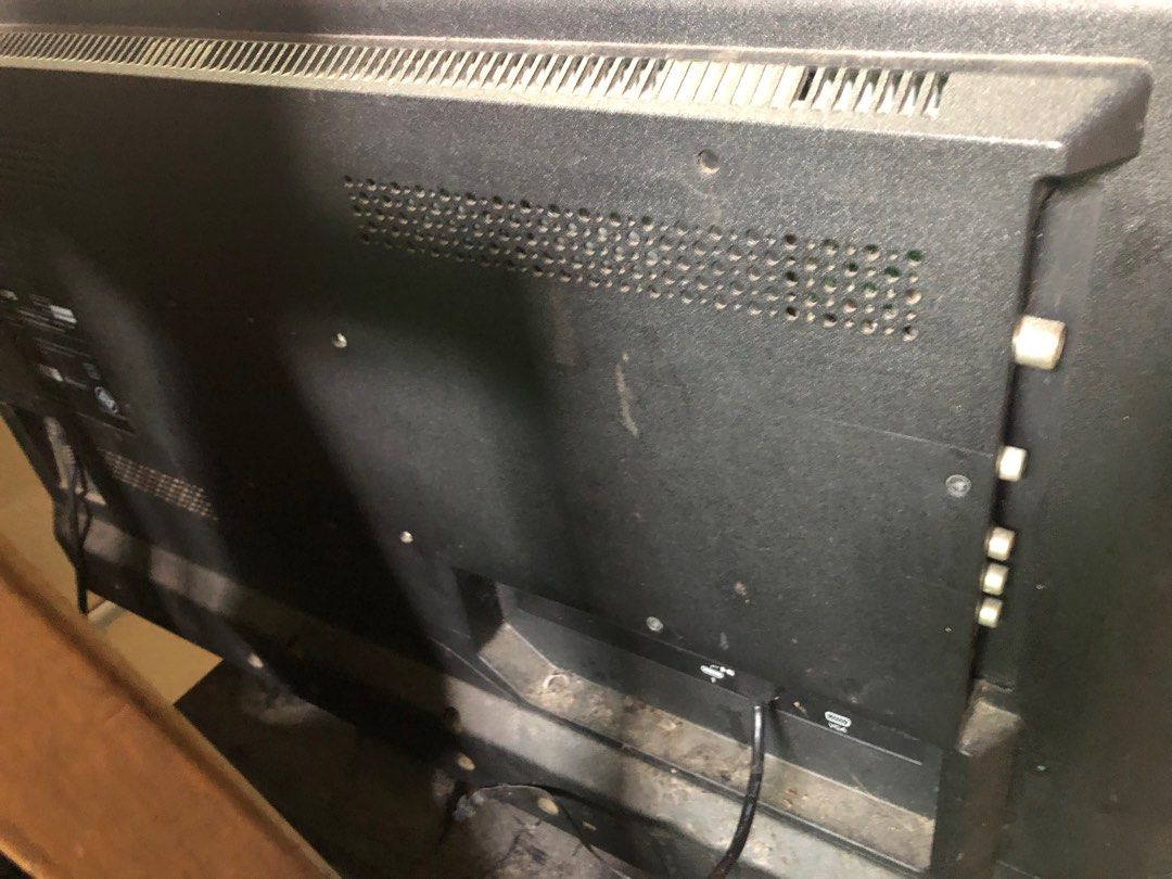 Television set (Category: TV) located in Quezon City. Submitted by bongsi0930 (Listing ID 1341453781, Image 2). Description: Philips 29 inch, problem with colors.