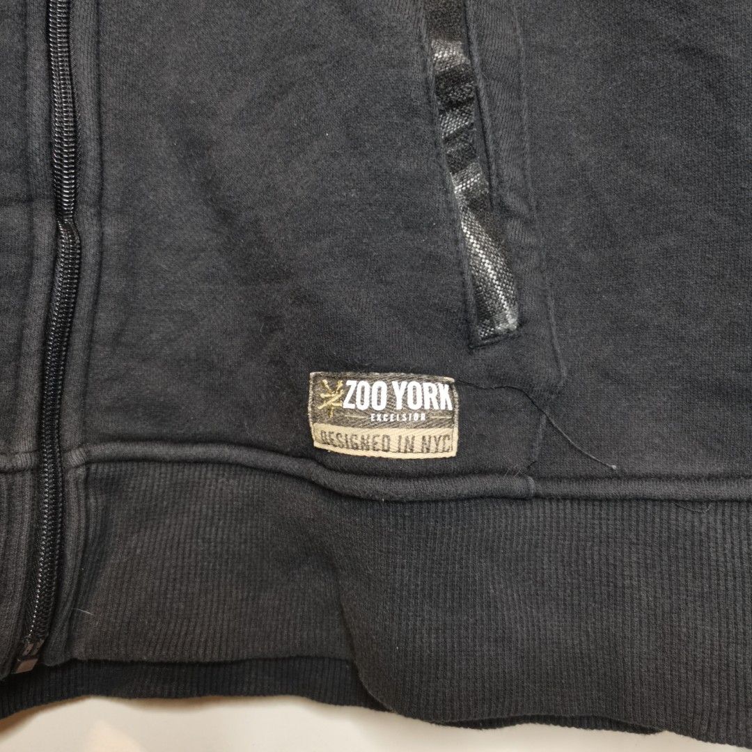 Zoo-York Full-zip Hoodie (Category: Hoodies) located in Paniqui. Submitted by fndrs.kprs.ph (Listing ID 1341560715, Image 2). Description: Zoo York Full-zip Hoodie Size on tag: Large 23x28 Color rate: 9.5/10 Excellent Condition No flaws.