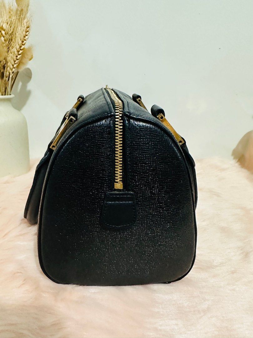Authentic MCM Small Boston Doctors Bag (Category: Luxury Bags & Wallets) located in Porac. Submitted by bagitupshopph (Listing ID 1337789019, Image 3). Description: MCM Small Boston Bag in Saffiano Grained Leather Gold hardware Still in good condition Kindly manage your expectations as this is a pre-loved bag. Has minor signs of usage For more pics, pm me..