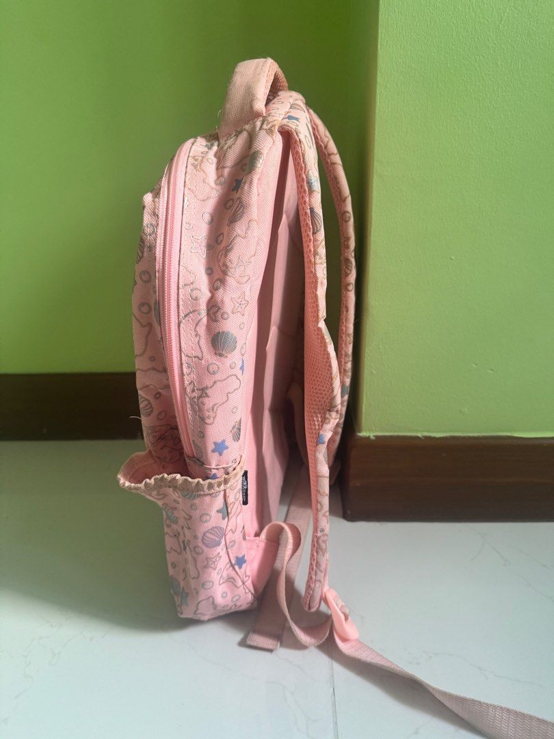 Backpack (Category: Backpacks) located in Singapore. Submitted by DK1684 (Listing ID 1341634005, Image 4). Description: Preloved smiggle backbag. .