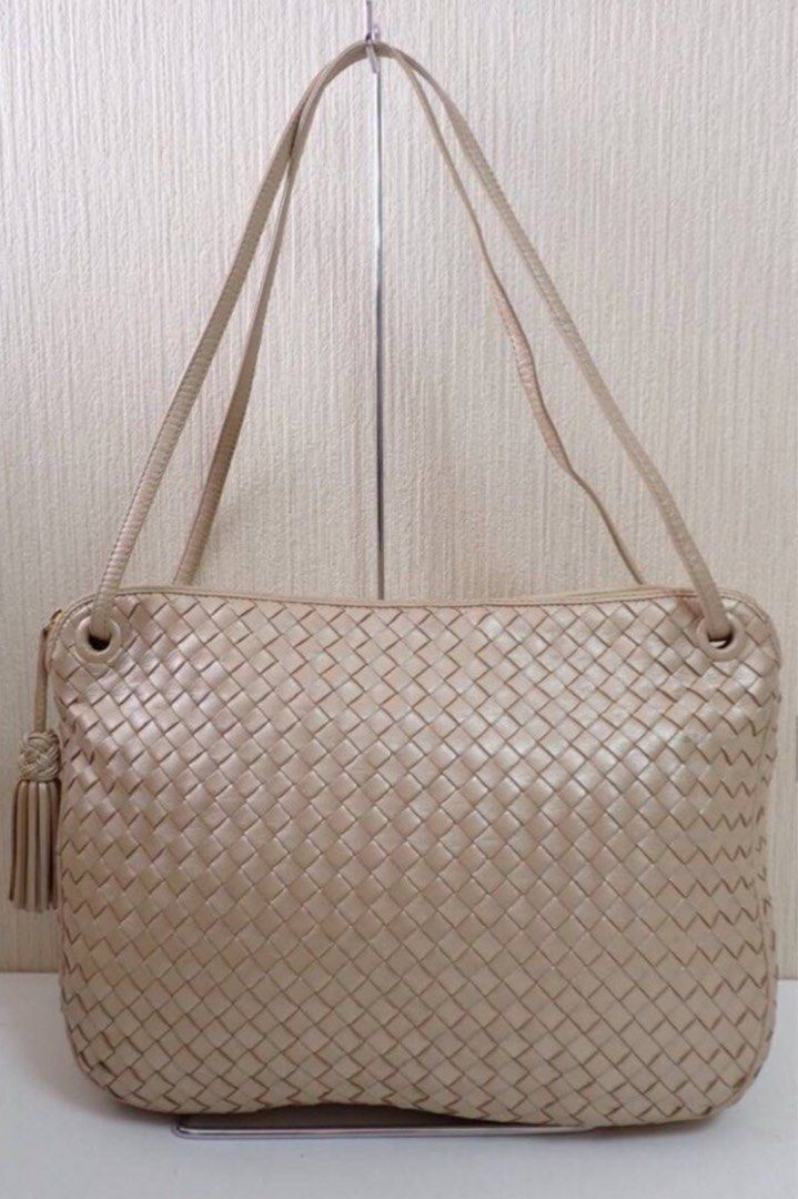 Bottega Veneta Shoulder Bag (Category: Luxury Bags & Wallets) located in Manila. Submitted by beansentoo (Listing ID 1341703925, Image 1). Description: Authentic Bottega Veneta Vintage Noudini like style Height approx. 27 cm Width approx. 35 cm Depth approx. 9 cm Can be a shoulder bag and crossbody bag (adjustable long strap).