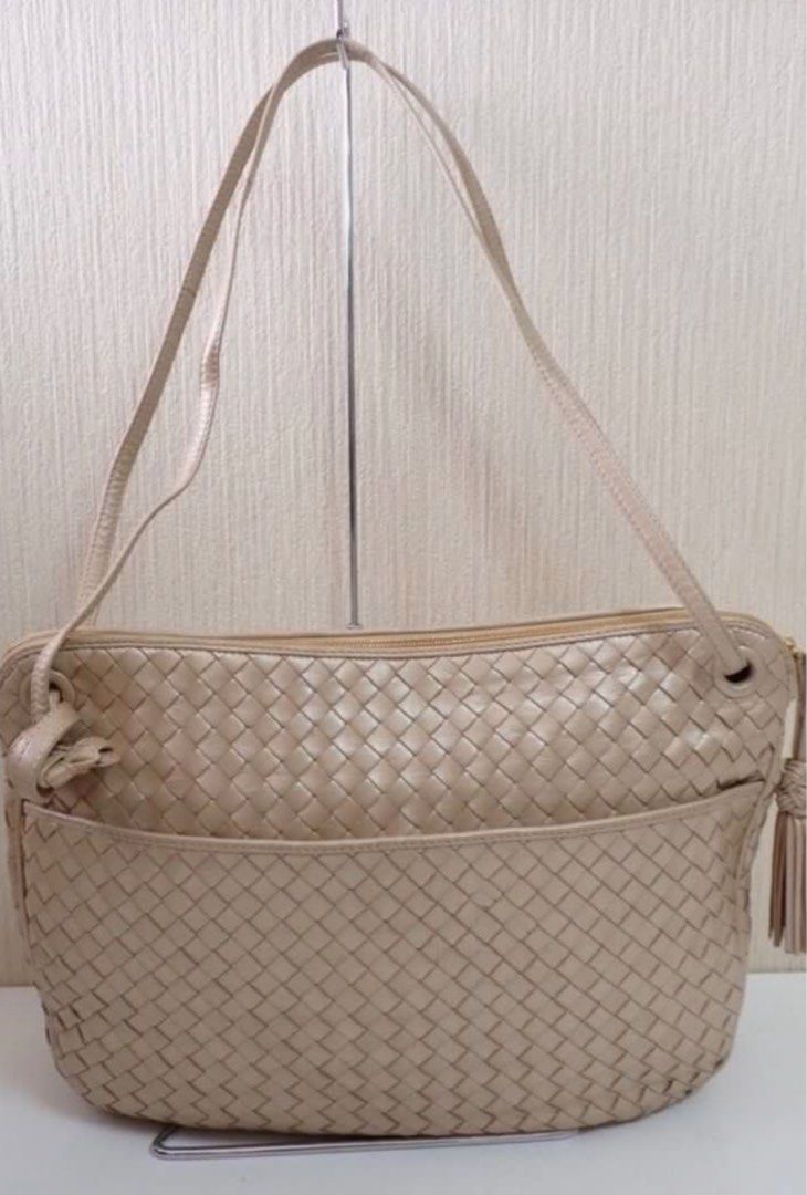 Bottega Veneta Shoulder Bag (Category: Luxury Bags & Wallets) located in Manila. Submitted by beansentoo (Listing ID 1341703925, Image 2). Description: Authentic Bottega Veneta Vintage Noudini like style Height approx. 27 cm Width approx. 35 cm Depth approx. 9 cm Can be a shoulder bag and crossbody bag (adjustable long strap).