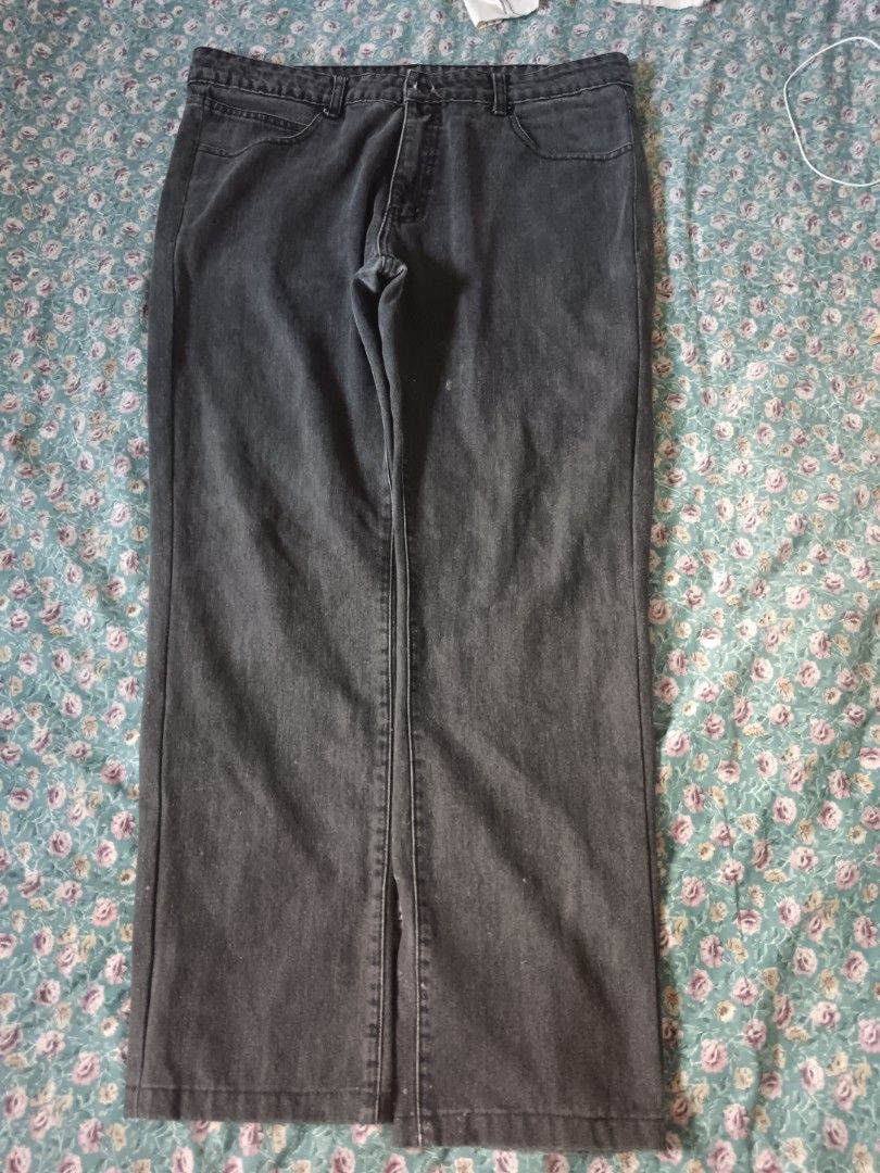 Dark gray jeans (Category: Jeans) located in Caloocan City. Submitted by _c14rr (Listing ID 1341680792, Image 1). Description: size 38 on tag L - 40" leg opening - 8" thigh - 11" +sf issue : paint stains mop: gcash.