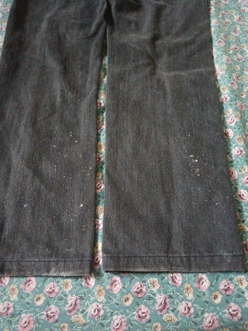 Dark gray jeans (Category: Jeans) located in Caloocan City. Submitted by _c14rr (Listing ID 1341680792, Image 3). Description: size 38 on tag L - 40" leg opening - 8" thigh - 11" +sf issue : paint stains mop: gcash.