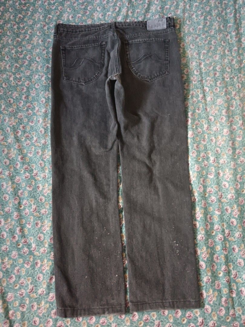 Dark gray jeans (Category: Jeans) located in Caloocan City. Submitted by _c14rr (Listing ID 1341680792, Image 2). Description: size 38 on tag L - 40" leg opening - 8" thigh - 11" +sf issue : paint stains mop: gcash.