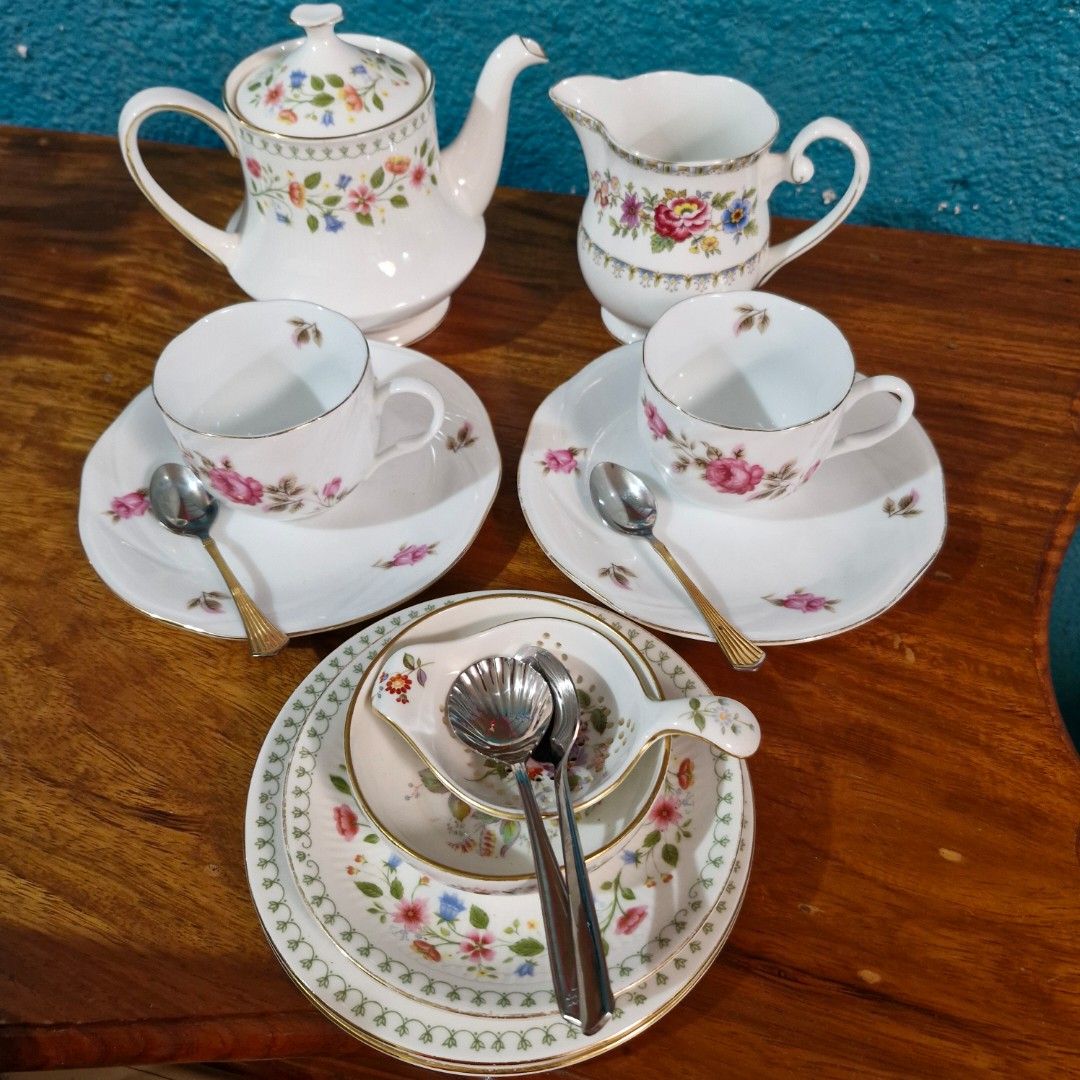 English/European Tea Cups & Saucers (assorted) (Category: Coffee & Tea Tableware) located in Paranaque City. Submitted by chercami (Listing ID 1341638201, Image 1). Description: English Tea Cups & Saucers (assorted) Bought in London Made in England Pick up: Brgy. Don Bosco, Paran̈aque.