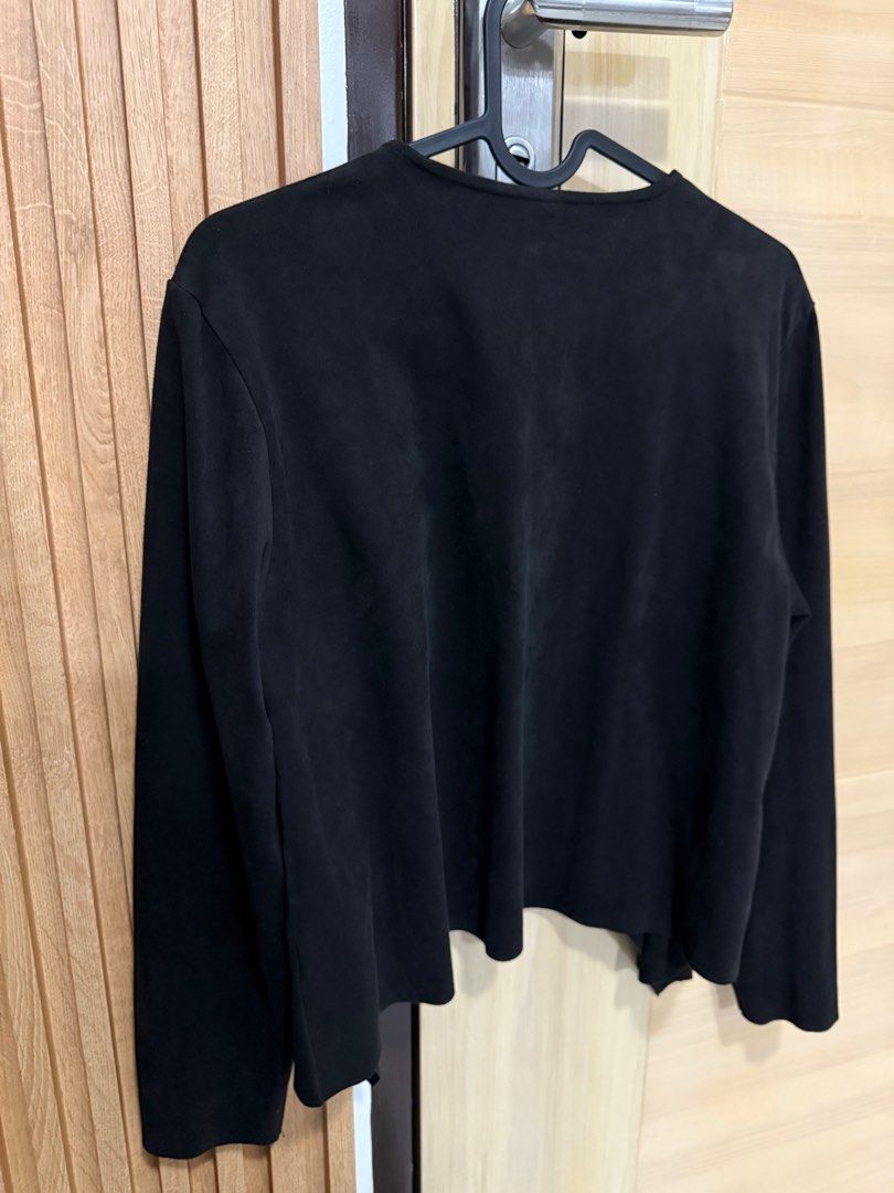 H&M Blazer Medium (Category: Coats, Jackets and Outerwear) located in Cavite. Submitted by cha____r (Listing ID 1341674343, Image 2). Description: H&M Blazer Black color Best fits medium Cloth is like suede/gamuza.