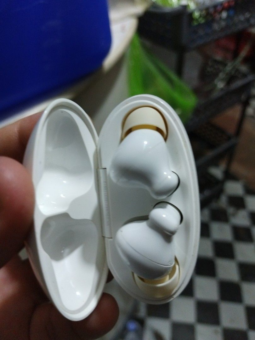 Huawei FreeBuds 6i (Category: Earphones) located in Bacolod City. Submitted by anneslittlecloset (Listing ID 1341696702, Image 3). Description: still charging case cant be fully close na ipit sya ng motor pero hindi ganon na sira para hindi lang tumutunog and case cant be fully close pero okay pa man sya pa check nalang need to dispose bcd, negros occidental PAYMENT FIRST, THEN WILL SHIP OUT..