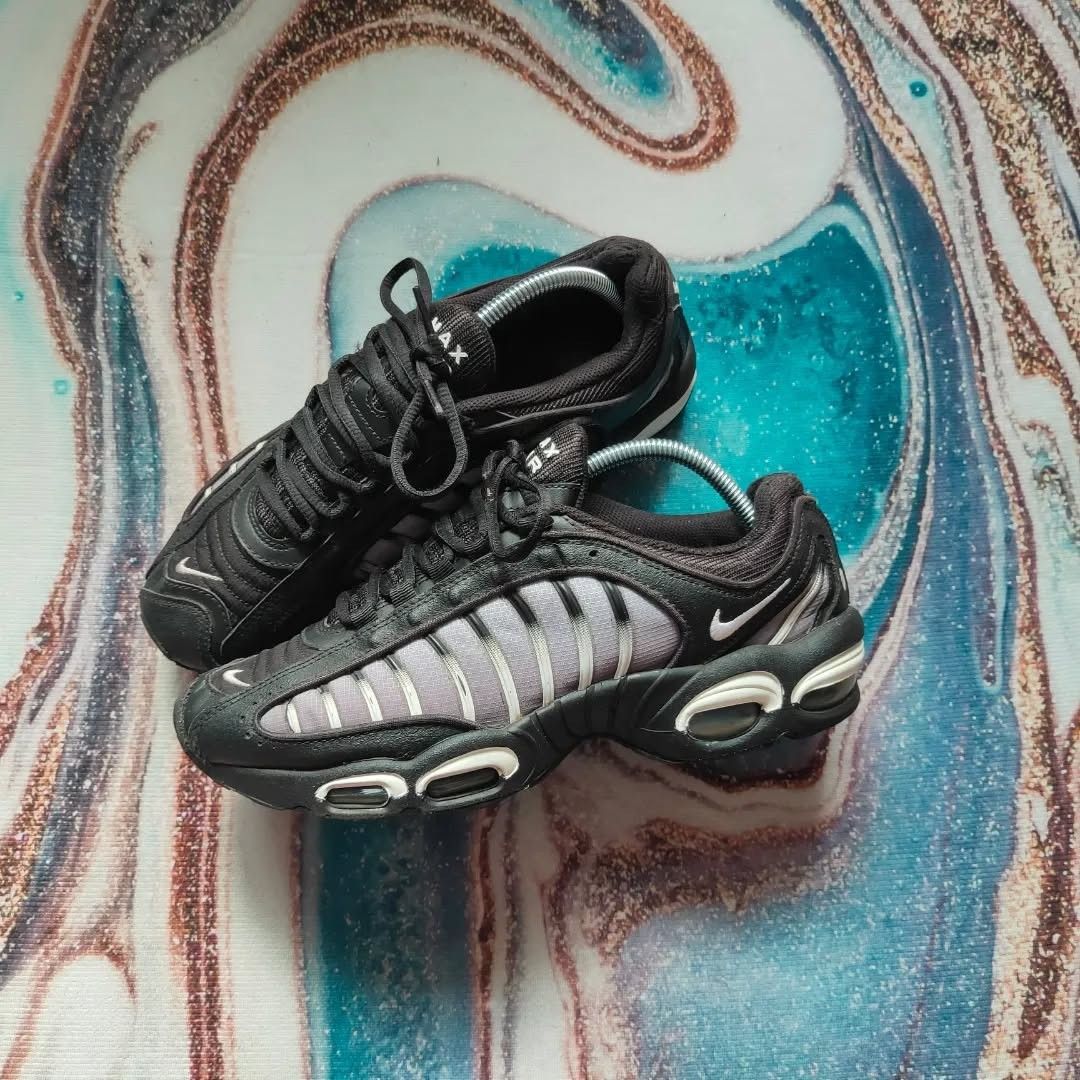 black and silver tailwinds