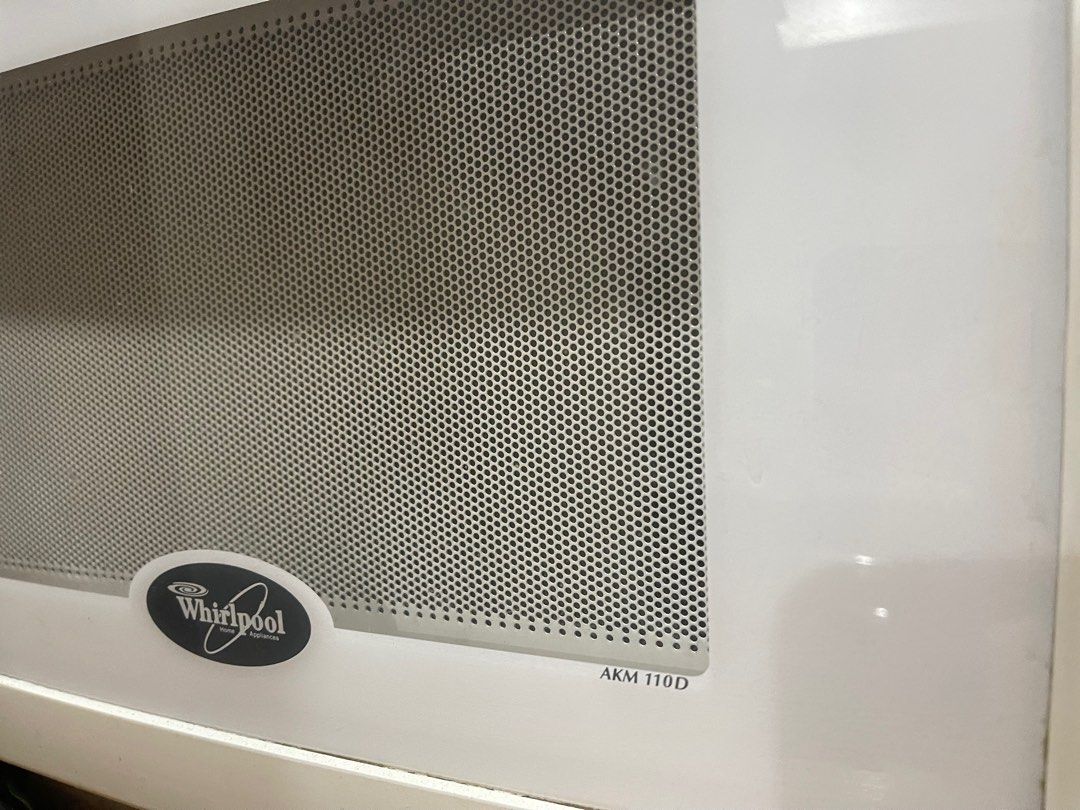 Old school digital microwave white whirlpool (Category: Other Kitchen Appliances) located in San Juan City. Submitted by vjncc (Listing ID 1341668538, Image 2). Description: Old school but 100% functioning. Hndi na pretty pero still works as intended. Pwede pang negosyo. Pwede pang office. Pwede pang staff use. .