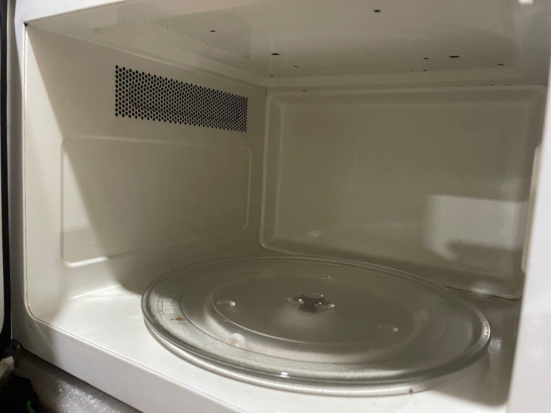 Old school digital microwave white whirlpool (Category: Other Kitchen Appliances) located in San Juan City. Submitted by vjncc (Listing ID 1341668538, Image 3). Description: Old school but 100% functioning. Hndi na pretty pero still works as intended. Pwede pang negosyo. Pwede pang office. Pwede pang staff use. .