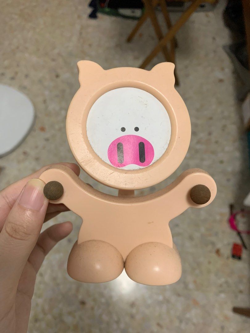Picture frames (Category: Frames & Pictures) located in Singapore. Submitted by macyyyyyy (Listing ID 1341633714, Image 3). Description: The pig one has 2 magnets for holding things like memo notes but the magnets are rusted. Everything else still in working condition.
