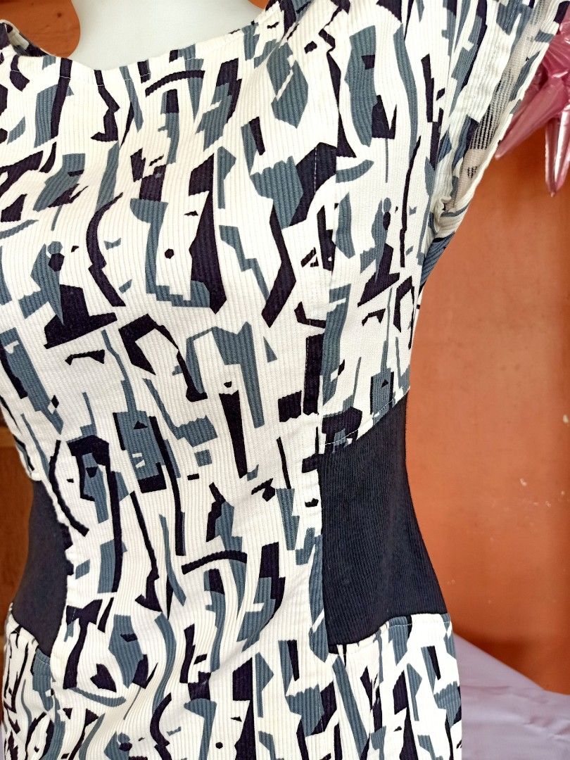 Printed Dress (Category: Dresses) located in Angeles City. Submitted by ejhere (Listing ID 1341755221, Image 3). Description: - Printed Dress - Perfect for any occasion - Best pair with a blazer or coat to add sophistication - Made from comfy stretchy cotton thick fabric - White color with navy blue prints - Best fit to Medium Size frame MOP: GCash Courier: J&T (SF to be shouldered by the Buyer).