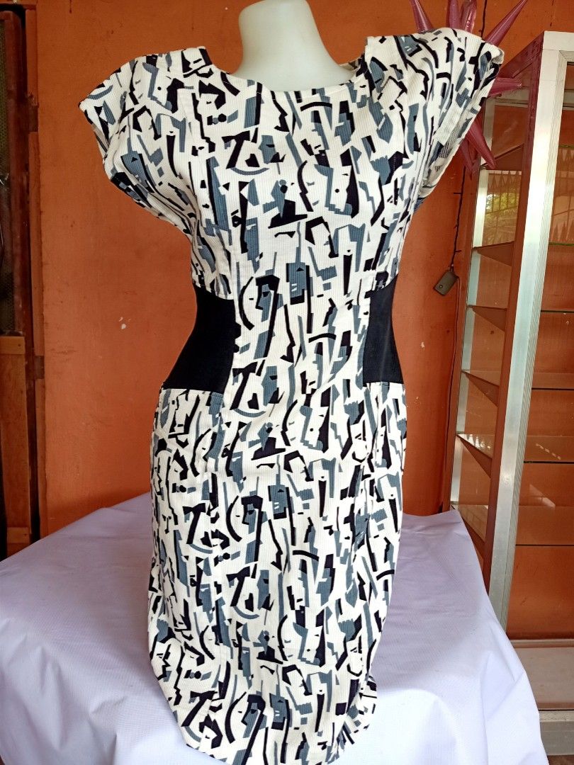 Printed Dress (Category: Dresses) located in Angeles City. Submitted by ejhere (Listing ID 1341755221, Image 1). Description: - Printed Dress - Perfect for any occasion - Best pair with a blazer or coat to add sophistication - Made from comfy stretchy cotton thick fabric - White color with navy blue prints - Best fit to Medium Size frame MOP: GCash Courier: J&T (SF to be shouldered by the Buyer).
