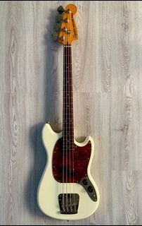 Squier by Fender Classic Vibe 60’s Mustang Short-scale Bass Guitar