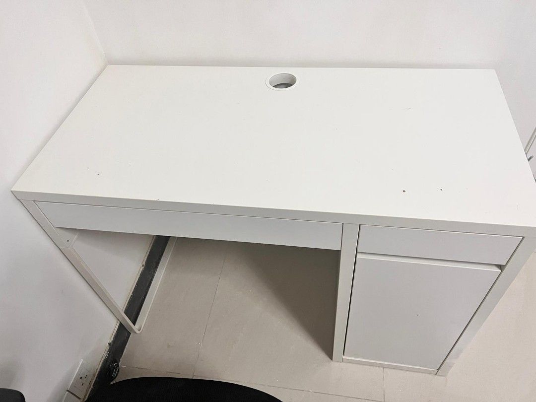 Study/Computer table from Ikea （分類：櫃子、組合櫃及置物架）位於 Hong Kong。 由 mhaia2018 提交（商品編號 1341606181，圖片 3）。簡介： Slightly use Micke Computer table from Ikea including office chair for only HKD100.( Bought HKD799.9). Self pick up in Jardines Bazaar, Causeway Bay.。
