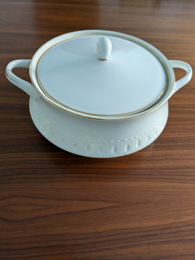Table ware (Category: Other Kitchenware & Tableware) located in Singapore. Submitted by ngmeowlin (Listing ID 1341643319, Image 1). Description: condition as shown. rarely use.