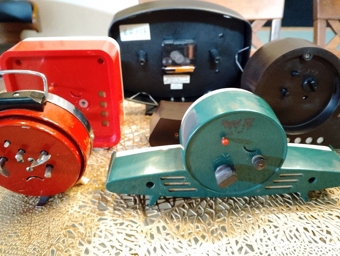 Vintage Handwind De Susi Alarm Clocks (Category: Clocks) located in Binangonan. Submitted by stufflikedat (Listing ID 1341621319, Image 2). Description: Vintage table top clocks #2,3,4 are hand wind (de susi) alarm clocks & #5 is quartz or battery operated made of metal tin body, all are working, price range from 800 to 1,400 or take all 4 for 4k + shipping.