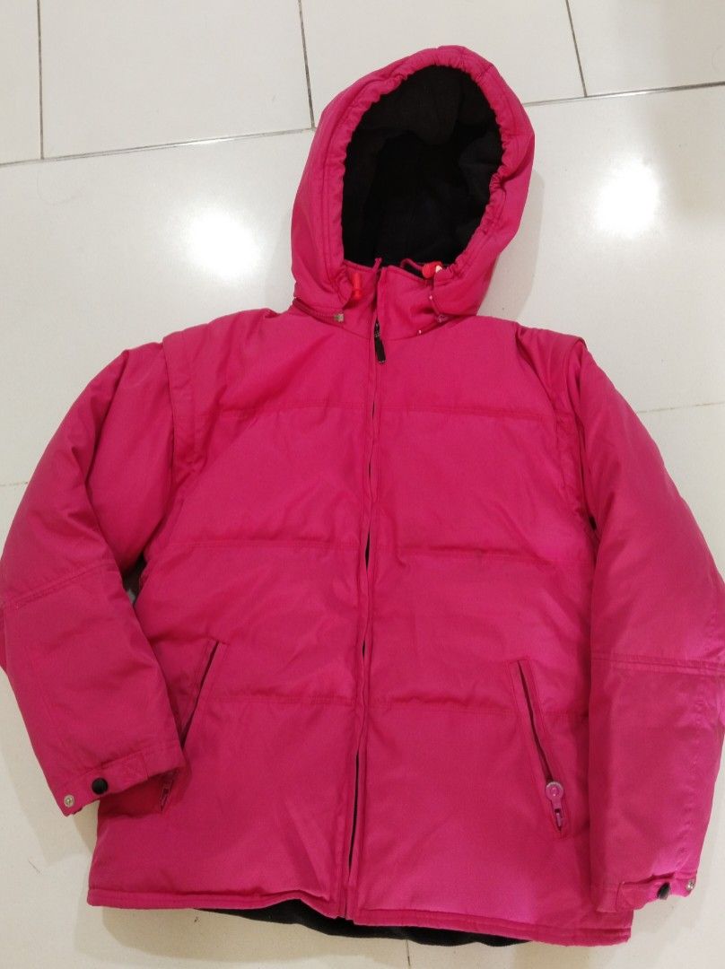 WinterTime Down Jacket (Category: Coats, Jackets and Outerwear) located in Singapore. Submitted by alwc0 (Listing ID 1341593269, Image 1). Description: Good condition. No torn nor defects..