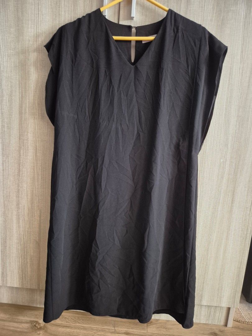 Black dress (Category: Dresses) located in Las Pinas. Submitted by fishbowling (Listing ID 1341793292, Image 1). Description: Black dress with inner lining and overlapping tie on the side. Good for office wear (makes you look cool and hip because of the street wear-like style of the dress).