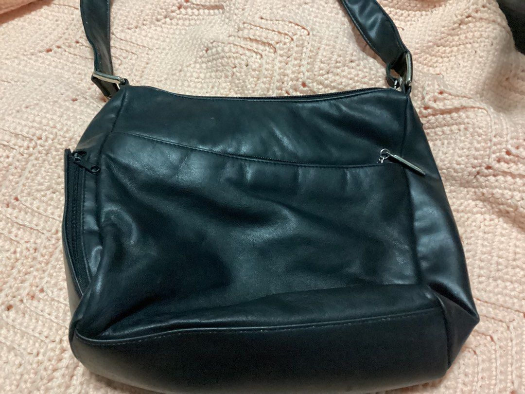 Cross body bag black leather medium (Category: Cross-body Bags) located in Manila. Submitted by olnice (Listing ID 1341957318, Image 2). Description: Holiday decluttering imported bags💕‼️ Lalamove or LBC 📌📌📌 Location: Montalban, Rizal✅✅✅ .