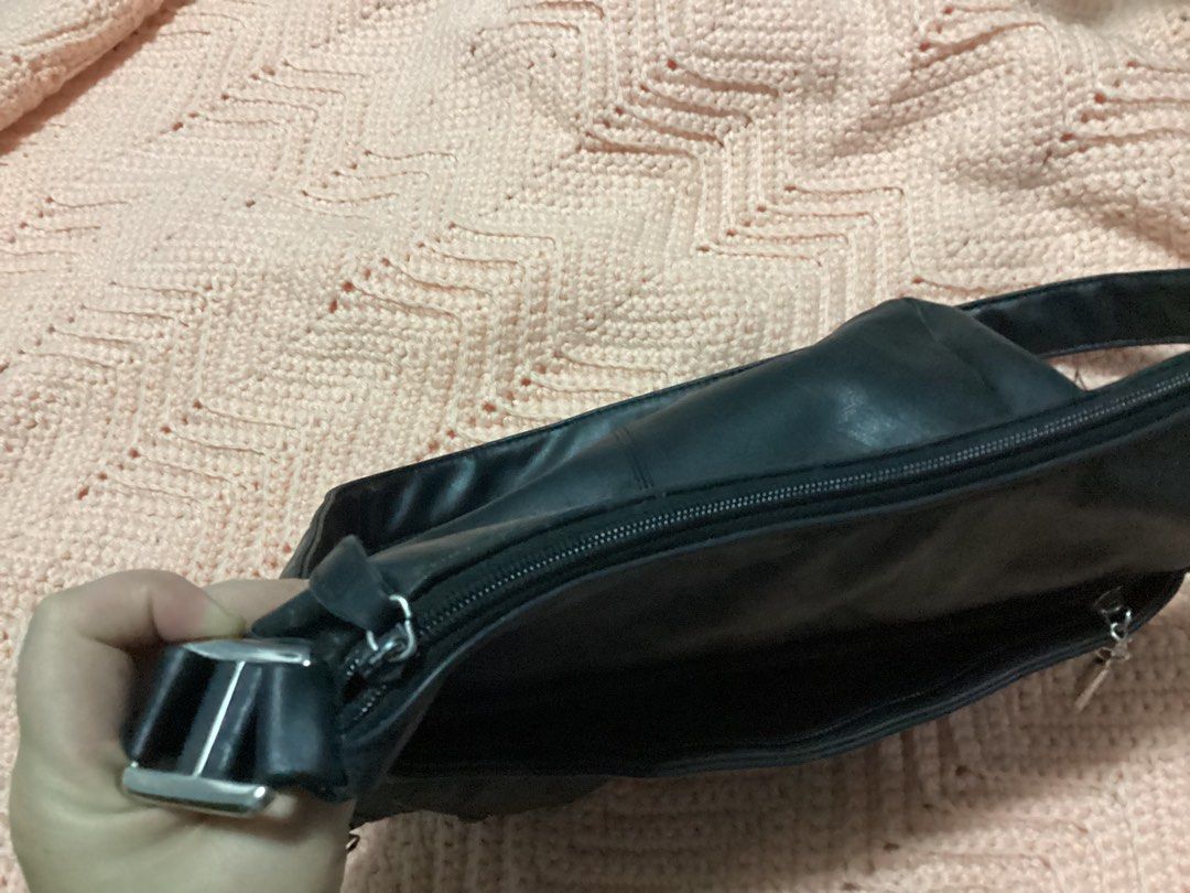 Cross body bag black leather medium (Category: Cross-body Bags) located in Manila. Submitted by olnice (Listing ID 1341957318, Image 3). Description: Holiday decluttering imported bags💕‼️ Lalamove or LBC 📌📌📌 Location: Montalban, Rizal✅✅✅ .