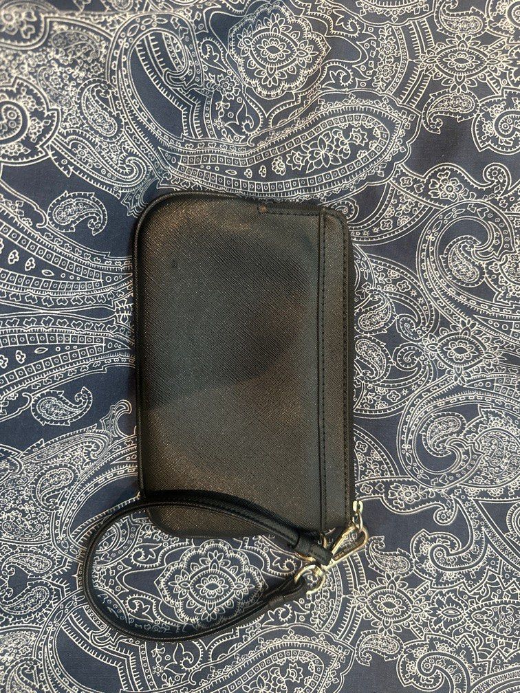 DKNY small pouch (Category: Luxury Bags & Wallets) located in Davao. Submitted by ardssacc (Listing ID 1341900522, Image 2). Description: .