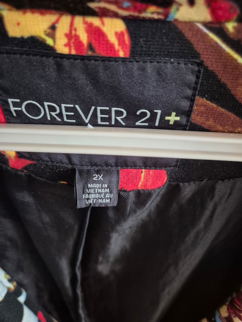 Foreve21 floral blazer (Category: Coats, Jackets and Outerwear) located in Las Pinas. Submitted by fishbowling (Listing ID 1341792766, Image 2). Description: Forever21 Plus floral blazer for office or casual events. Very chic and stylish! Size: Can fit 1-2X or UK 16 No issues..