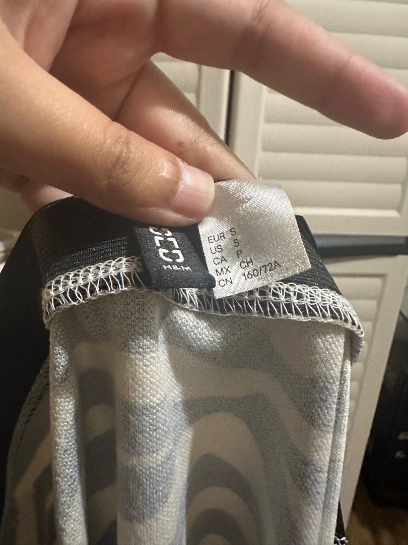 H&M Divided Zebra Skirt With Slit Size Small (Category: Skirts) located in Mandaluyong City. Submitted by chiacells (Listing ID 1341801596, Image 2). Description: .