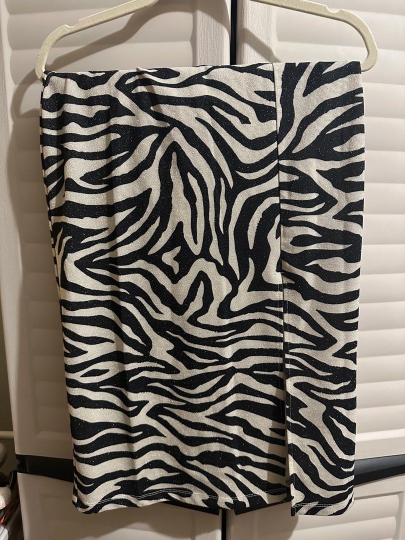 H&M Divided Zebra Skirt With Slit Size Small (Category: Skirts) located in Mandaluyong City. Submitted by chiacells (Listing ID 1341801596, Image 1). Description: .