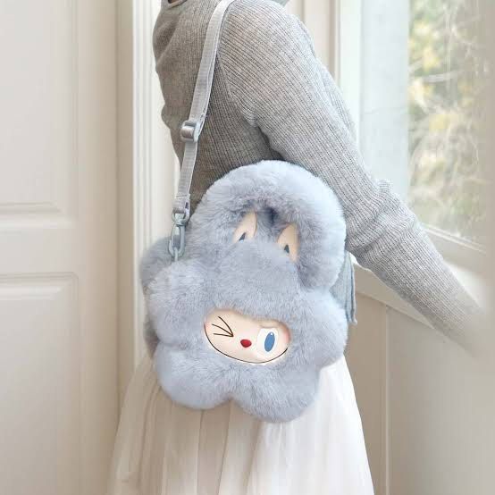 Labubu Plush Flower Bag (Category: Shoulder Bags) located in Caloocan City. Submitted by kyleblake (Listing ID 1341956290, Image 2). Description: Brand New and never been opened Labubu Plush Flower Bag. We are selling it for only 1300 pesos + shipping MOP: GCash or BPI MOD: Lalamove, Grab or GoGo express Location: North Caloocan *send me a message anytime here in Carousell.