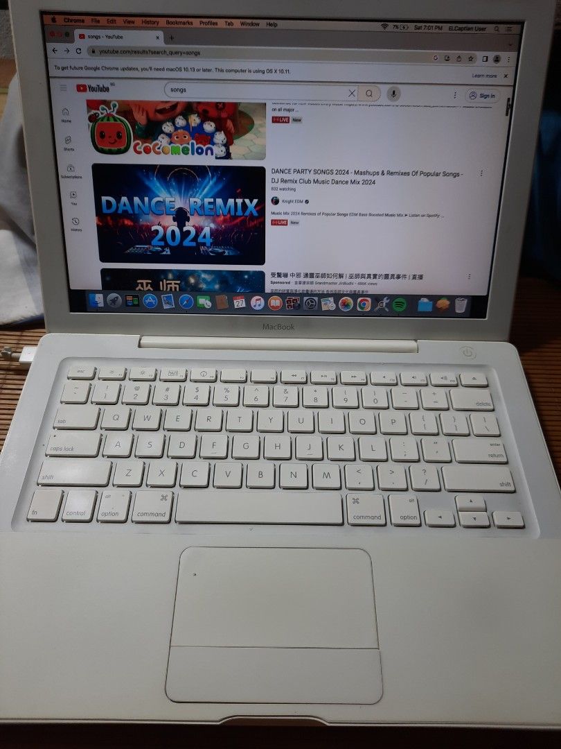 MacBook (Category: Laptops & Notebooks) located in Singapore. Submitted by mr.innocent (Listing ID 1341837595, Image 3). Description: Good working conditions. battery with it but can't hold charge. plug in to use. including charger and bag..