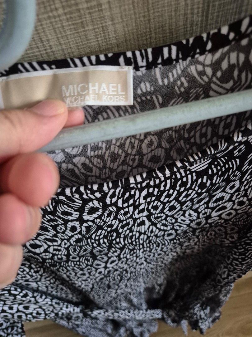 Michael Kors printed dress (Category: Dresses) located in Las Pinas. Submitted by fishbowling (Listing ID 1341796970, Image 2). Description: Michael Kors printed dress. No issues. Super high quality as expected with designer clothes. Size: 4x to 5x Length: Below the knee for 5'2 person.