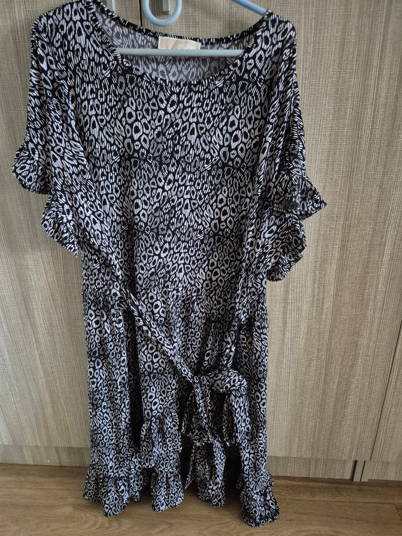 Michael Kors printed dress (Category: Dresses) located in Las Pinas. Submitted by fishbowling (Listing ID 1341796970, Image 1). Description: Michael Kors printed dress. No issues. Super high quality as expected with designer clothes. Size: 4x to 5x Length: Below the knee for 5'2 person.