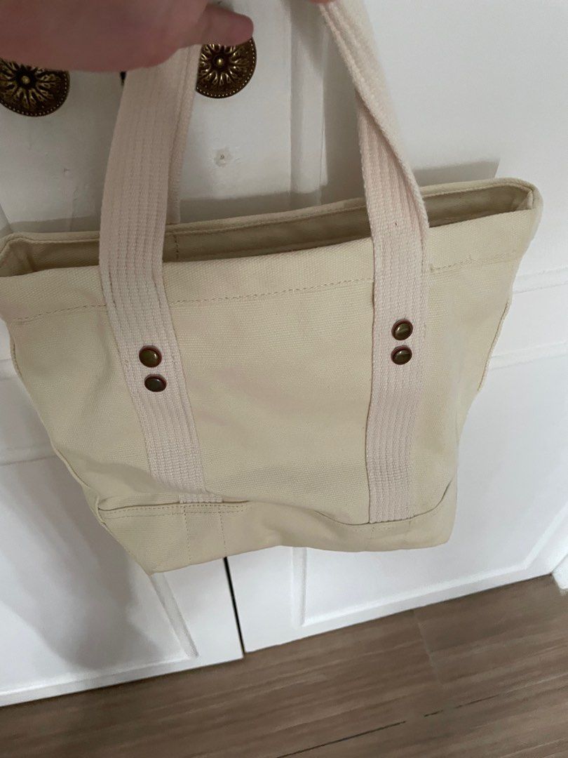 Ralph Lauren Canvas bag with zipper (Category: Luxury Bags & Wallets) located in Iloilo. Submitted by beamiee (Listing ID 1341777438, Image 3). Description: Make reading a habit! The last price posted is final. Hagglers will not be entertained and will be blocked. The buyer is responsible for the shipping fee, and shipping will be via LBC only. ‼️Please refrain from asking for the “last price” or additional photos unless you are genuinely interes