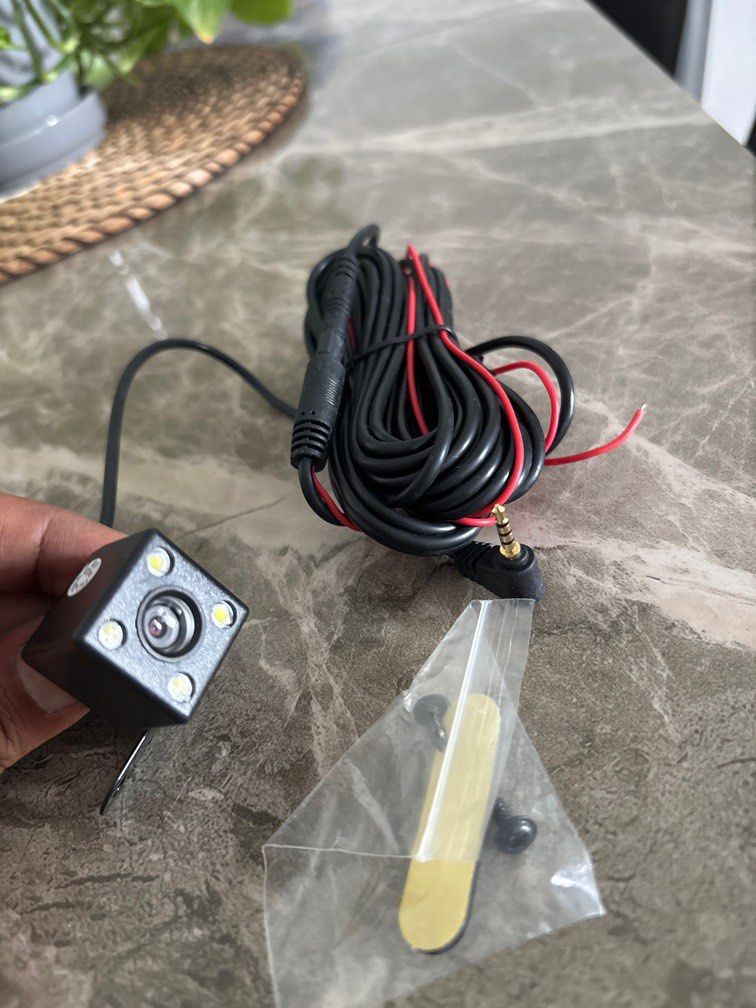 Reverse camera (Category: Cameras & Sensors) located in Singapore. Submitted by drunkumnki (Listing ID 1341800737, Image 1). Description: With night vision .