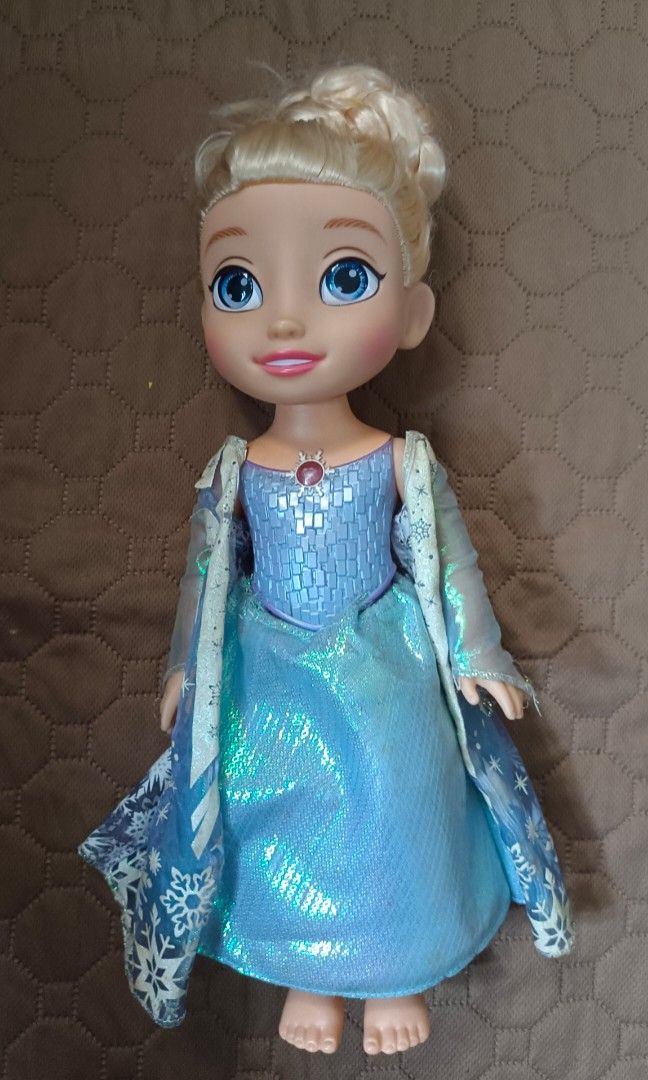 Singing Elsa (Category: Figurines & Statues) located in Makati City. Submitted by breispreloved (Listing ID 1341773320, Image 1). Description: Singing Elsa with lights needs battery dress has flaws, palitan nyo na lang needs washing P599 mop: bpi/gcash courier: lalamove / grab.