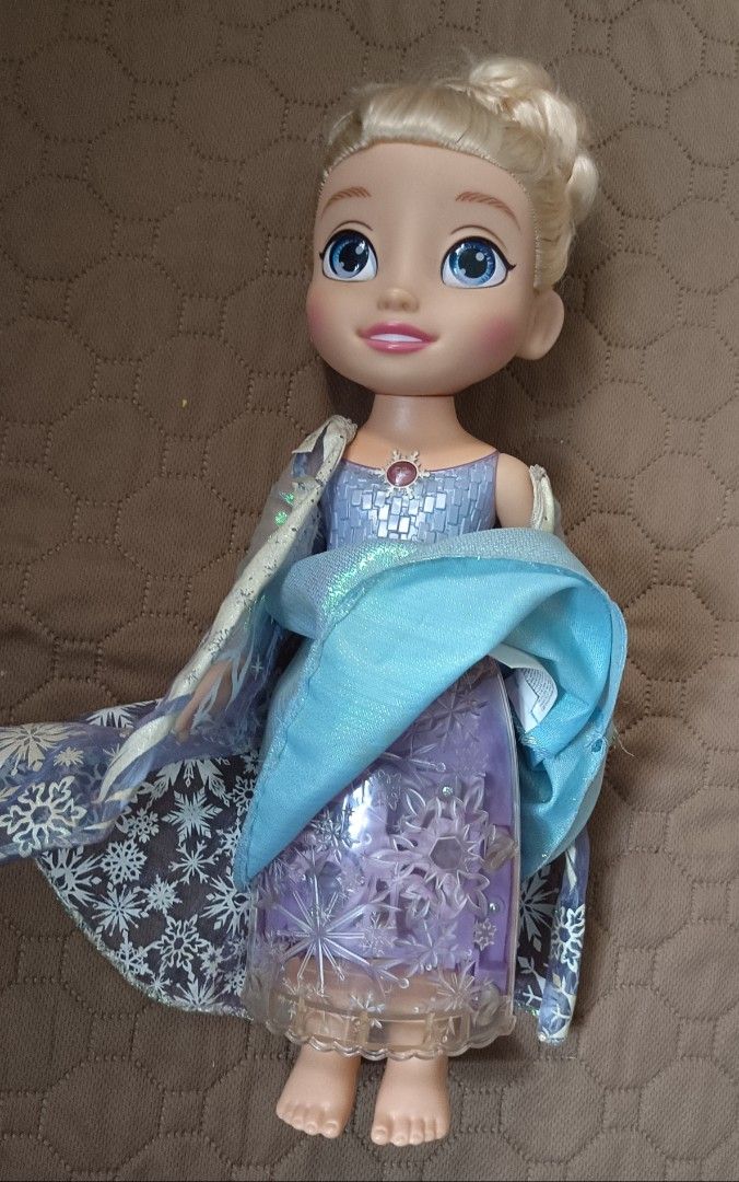 Singing Elsa (Category: Figurines & Statues) located in Makati City. Submitted by breispreloved (Listing ID 1341773320, Image 2). Description: Singing Elsa with lights needs battery dress has flaws, palitan nyo na lang needs washing P599 mop: bpi/gcash courier: lalamove / grab.