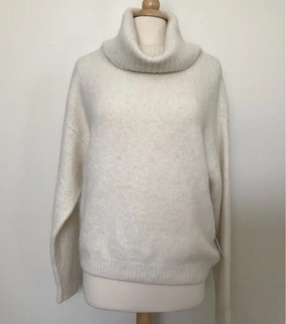UGG Alpaca Wool blend turtleneck (Category: Longsleeves) located in Davao. Submitted by notsiobs (Listing ID 1341802499, Image 1). Description: Super cozy chunky sweater. Will keep you really warm with its wool & alpaca blend. .