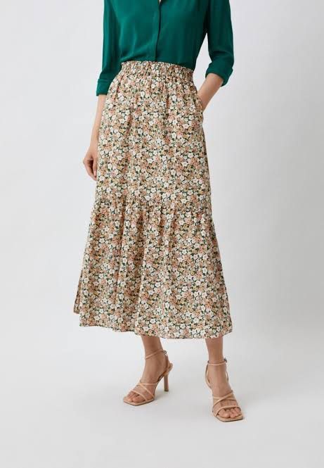 Uniqlo Tiered Skirt (Category: Skirts) located in Lipa City. Submitted by trixpelliarmus (Listing ID 1341950997, Image 1). Description: Uniqlo x Paul & Joe Small.