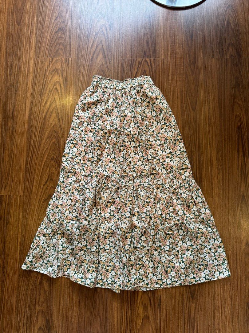 Uniqlo Tiered Skirt (Category: Skirts) located in Lipa City. Submitted by trixpelliarmus (Listing ID 1341950997, Image 2). Description: Uniqlo x Paul & Joe Small.