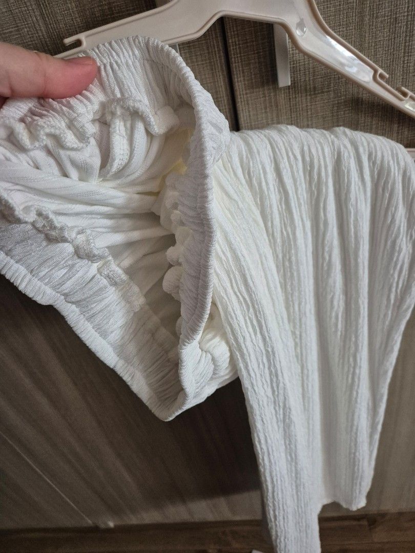 White textured coordinates (Category: Sets or Coordinates) located in Las Pinas. Submitted by fishbowling (Listing ID 1341794976, Image 3). Description: Bought for 650 but never used (washed and stored only). RFS: wrong size This coordinate set is really lovely and elegant. Pants are garterized and stretchy. Maganda and makapal tela..