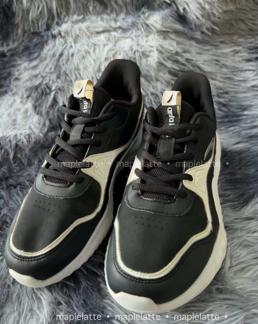 Anta Running Shoes Womens (Category: Sneakers) located in San Pedro. Submitted by maplelatte_ (Listing ID 1342138100, Image 3). Description: 💯 original Size: EURO 38| CM 24 womens Condition: 8/10 Actual pics are posted! 🛵 Same day delivery via Lalamove 📦 Shipping via LBC/JNT (Payment first) Location: Laguna “Buyer will pay the delivery/shipping fee”.