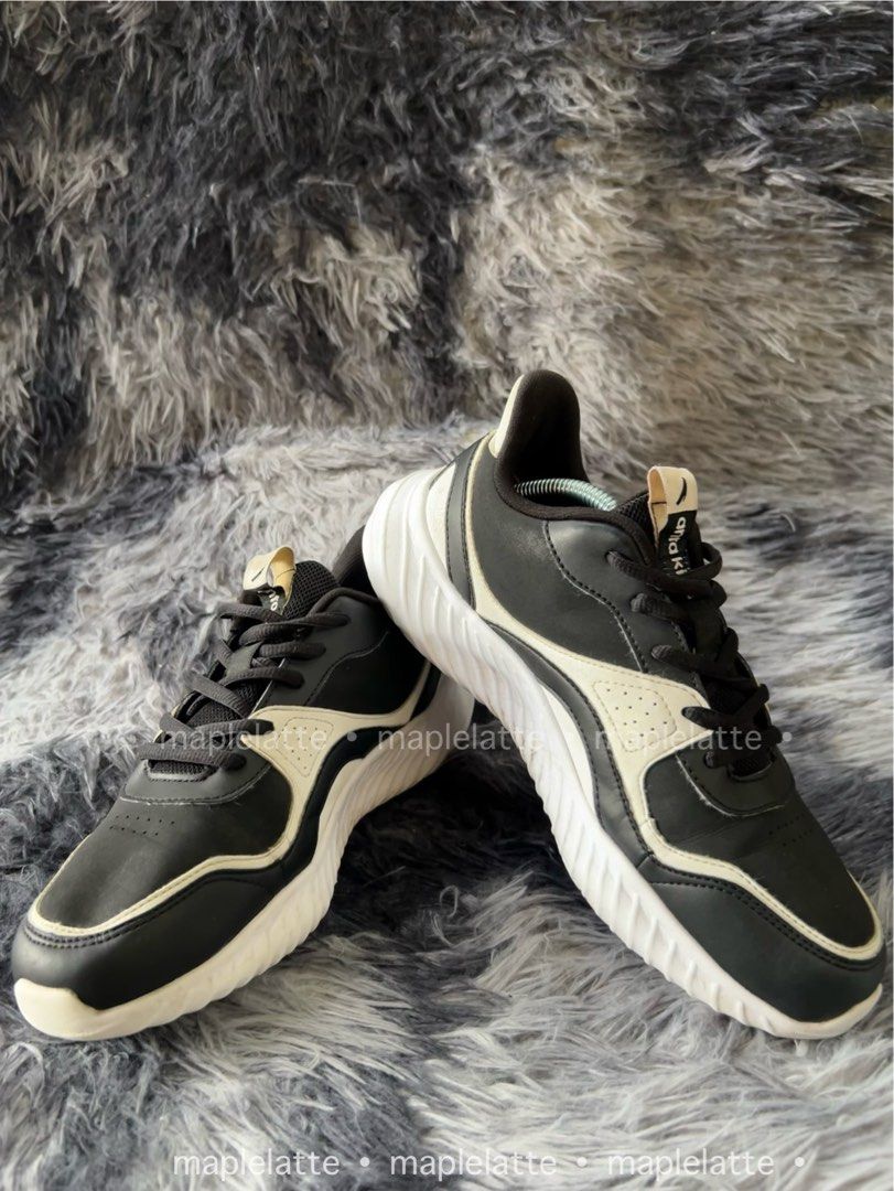 Anta Running Shoes Womens (Category: Sneakers) located in San Pedro. Submitted by maplelatte_ (Listing ID 1342138100, Image 1). Description: 💯 original Size: EURO 38| CM 24 womens Condition: 8/10 Actual pics are posted! 🛵 Same day delivery via Lalamove 📦 Shipping via LBC/JNT (Payment first) Location: Laguna “Buyer will pay the delivery/shipping fee”.