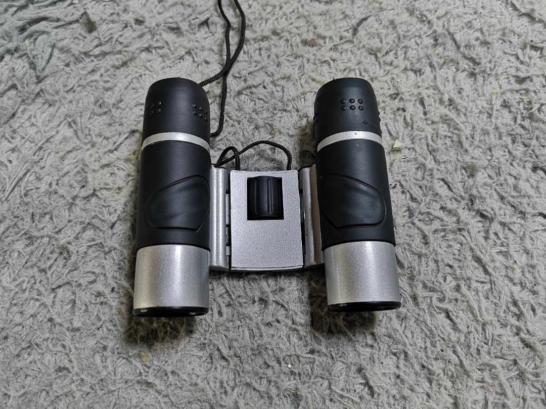 Compact Pocket Lightweight Silver Binocular (Category: Lens & Kits) located in Santa Cruz. Submitted by jmy_surplus.2 (Listing ID 1341986780, Image 2). Description: Size ; Color ; Silver Type ; Binocular Brand ; No brand Material ; Plastic Style ; Pocket Binocular LG 96 JMY 4.